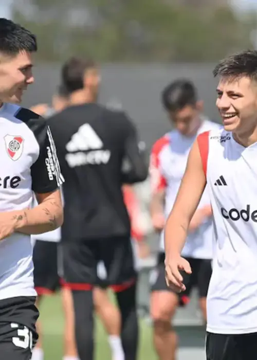 Mastantuono y Echeverri compartiendo entrenamiento en sus inicios en River