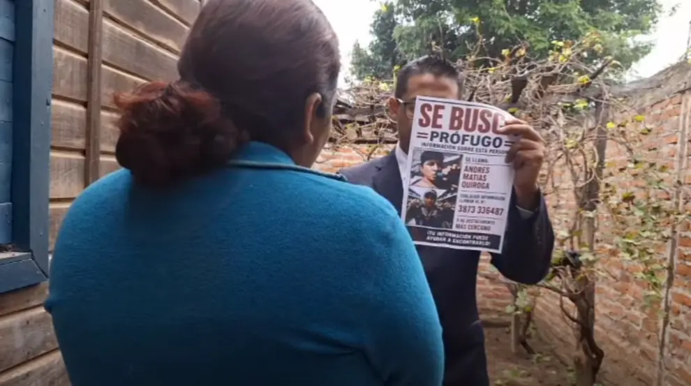 Una de las hijas y el cartel de búsqueda de Andrés Quiroga
