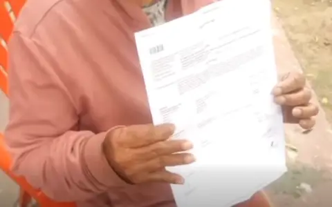 La víctima mostrando la denuncia que le costó hacer en la Policía