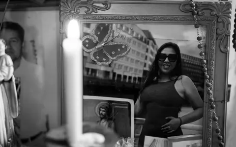 Retrato de Sofía en el altar de su casa 