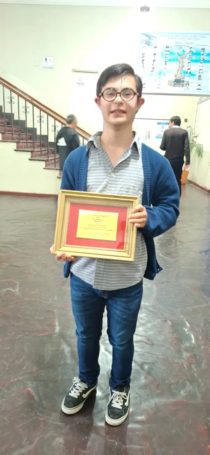 Agustín con la placa de reconocimiento otorgada por el Concejo Deliberante capitalino