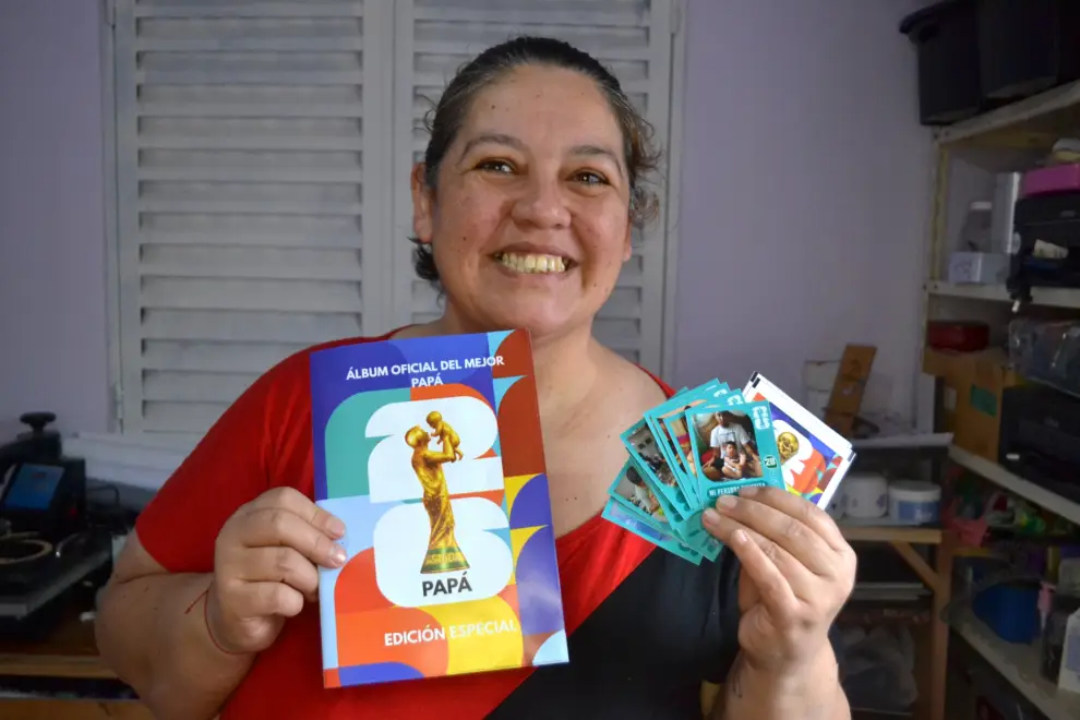 Daniela mostrando el resultado de los diseños que ofrece para este Día del Padre.