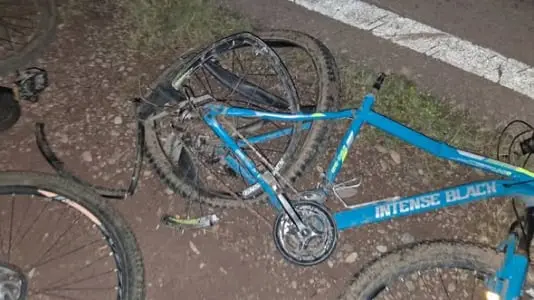 La bicicleta en la que circulaban los menores.