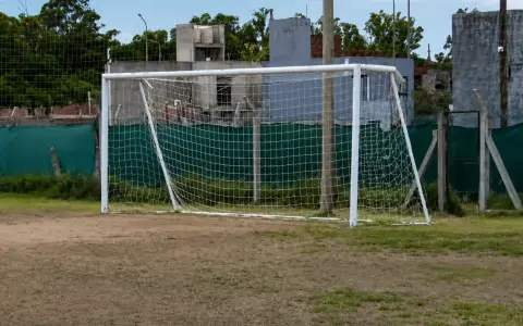 Agostina acompañó a su mamá a ver a Barrelier jugar al fútbol