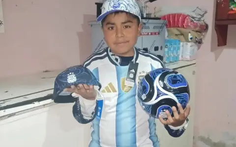 Dylan con los regalos que le mandó la AFA para alentar a la Selección.
