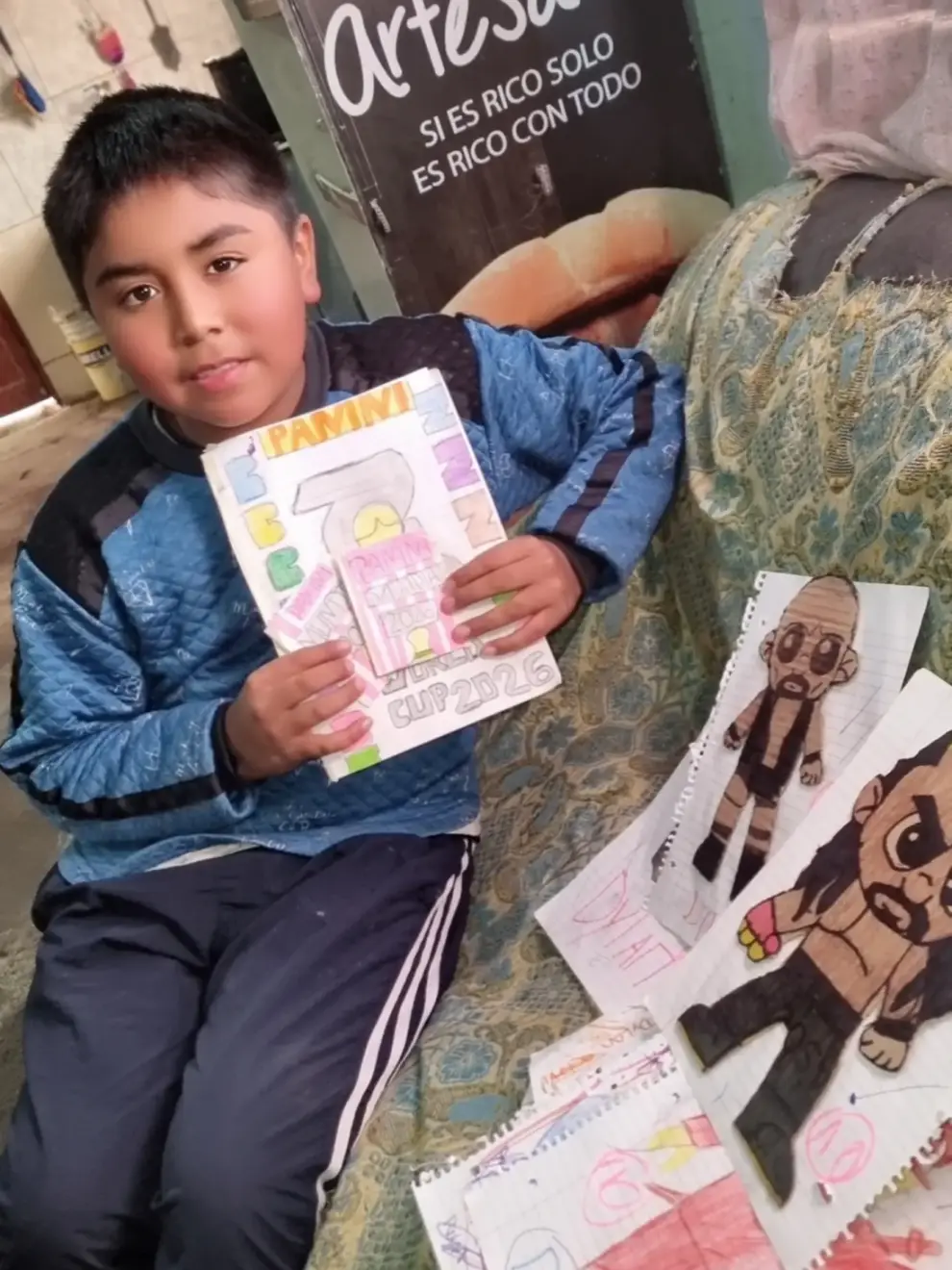 Dylan con el álbum y las figuritas que dibujó en su momento