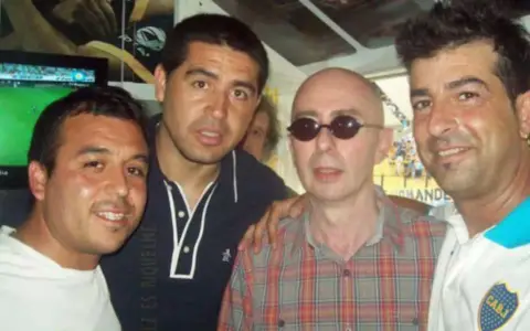 El Indio Solari, cuando visitió a Juan Román Riquelme en La Bombonera. Hubo admiración mutua entre ambos.
