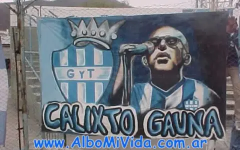 El famoso trapo de la hinchada de Gimnasia y Tiro en referencia al Indio Solari y sus canciones.