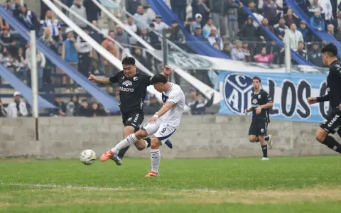 El cuervo sufrió una nueva frustración y los hinchas que acompañaron al equipo a San Isidro se expresaron.
