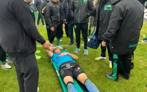 El arquero de Nueva Chicago, Facundo Masuero, tendido en el suelo tras ser alcanzado por un petardo en San Juan.