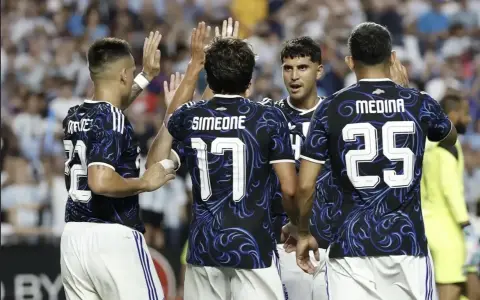 Exequiel Palacios, Giovanni Simeone, Lautaro Martínez y Facundo Medina celebran el segundo gol de Argentina ante Honduras.