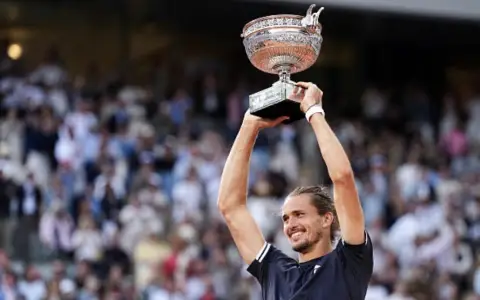 Alexander Zverev alza el primer Grand Slam de su carrera y hace historia.