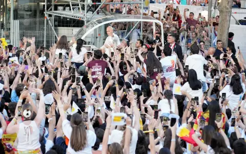 El Papa frente a una multitud de fieles en España
