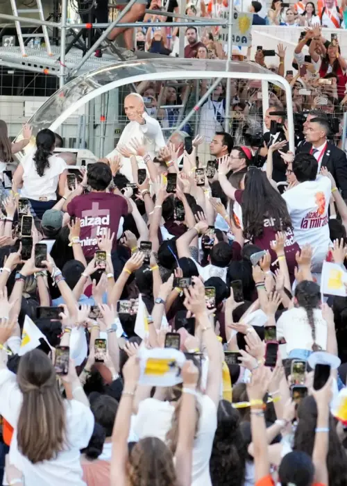 El Papa frente a una multitud de fieles en España