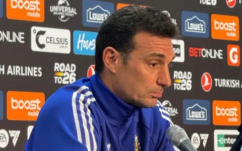 La preocupación de Lionel Scaloni dibujada en su rostro.
