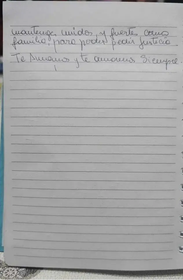 La carta manuscrita de Elizabeth a su nieta, Agostina Vega.