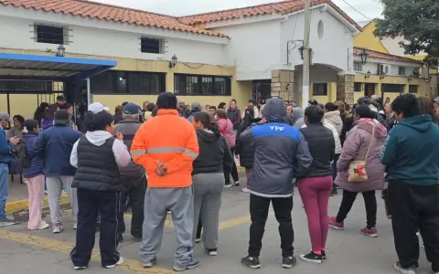 Vecinos autoconvocados de Güemes frente al edificio de Edesa.