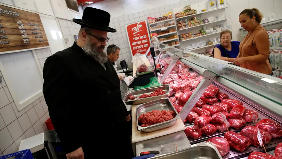 Rabino inspeccionando carne.