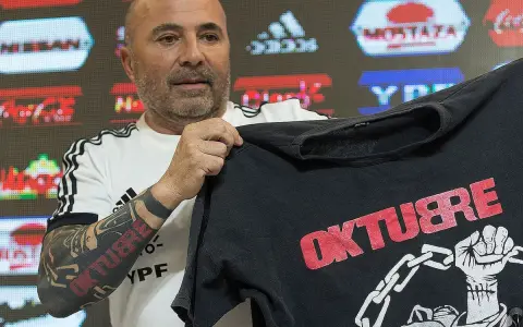 Jorge Sampaoli, exhibiendo una emblemática remera de Los Redonditos de Ricota, cuando dirigía a la Selección argentina.