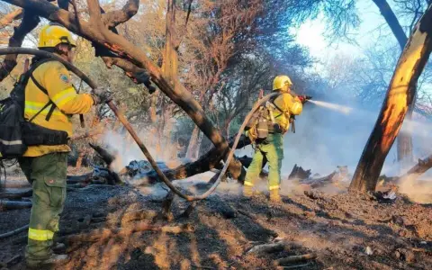 Bomberos Voluntarios de Cafayate trabajando para sofocar el incendio