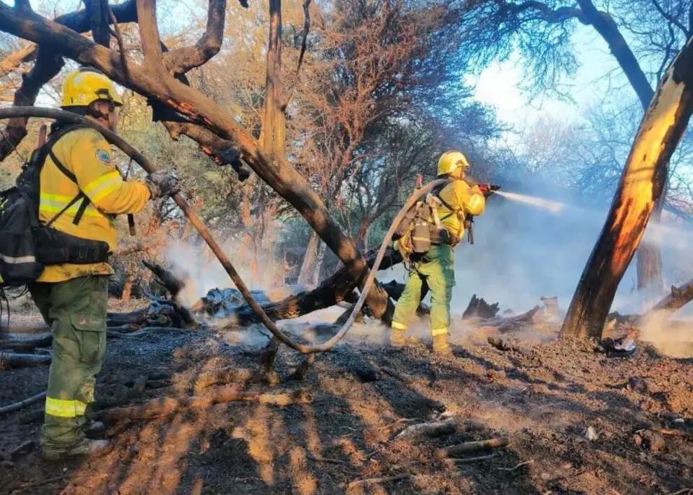 Bomberos Voluntarios de Cafayate trabajando para sofocar el incendio
