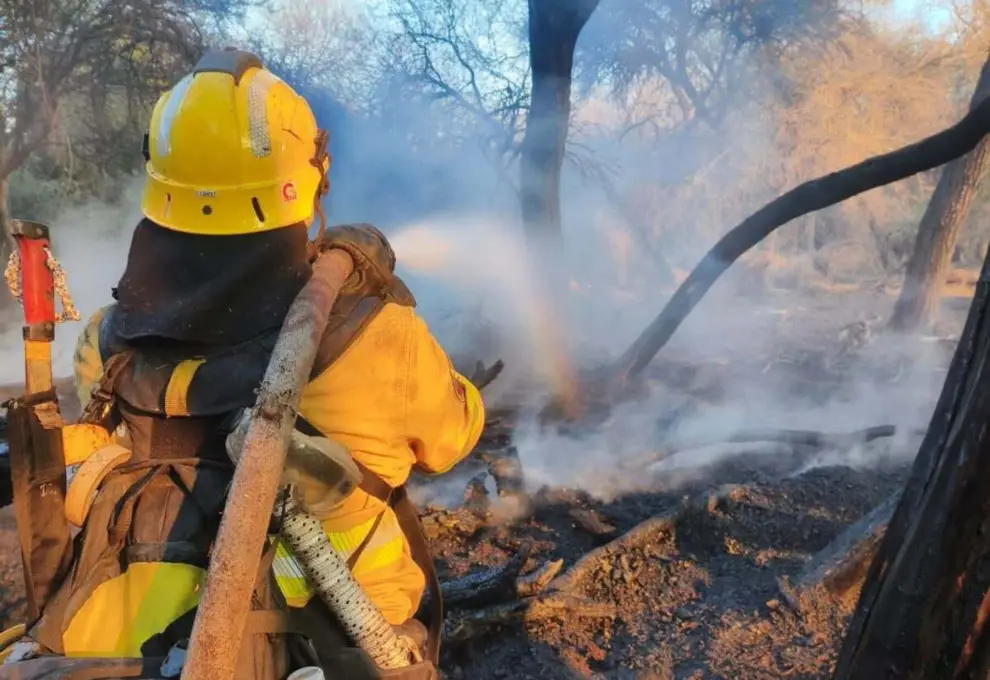 Bomberos Voluntarios de Cafayate trabajando para sofocar el incendio