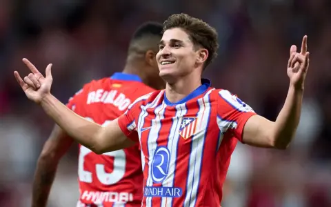 Mientras Julián se divierte con la Selección, en España el Atleti se divierte con el Madrid