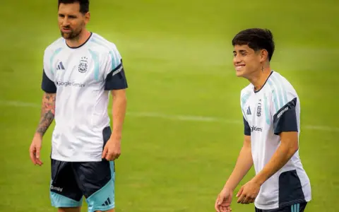 Aranda sonriendo en pleno entrenamiento en Kansas con Messi al lado