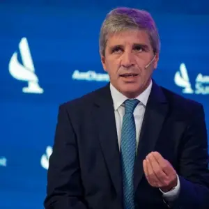 Luis Caputo defendió el modelo económico y aseguró: "Hay dólares para todo el mundo"