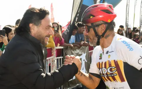 El saludo de Sáenz y un competidor, donde se habló de una cábala pre electoral.