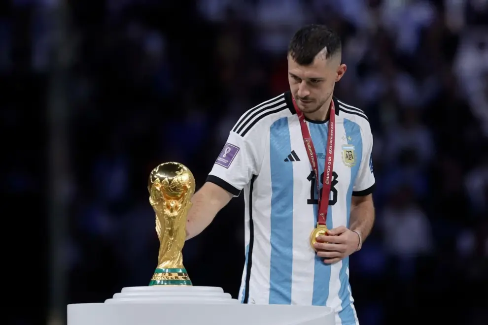 El mediocampista del Valencia fue campeón del mundo y sabe cómo es estar en un plantel de Scaloni
