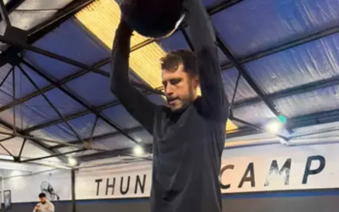 Guido Rodríguez en el gimnasio Thunder Camp de su ciudad esperando las novedades desde Kansas City.