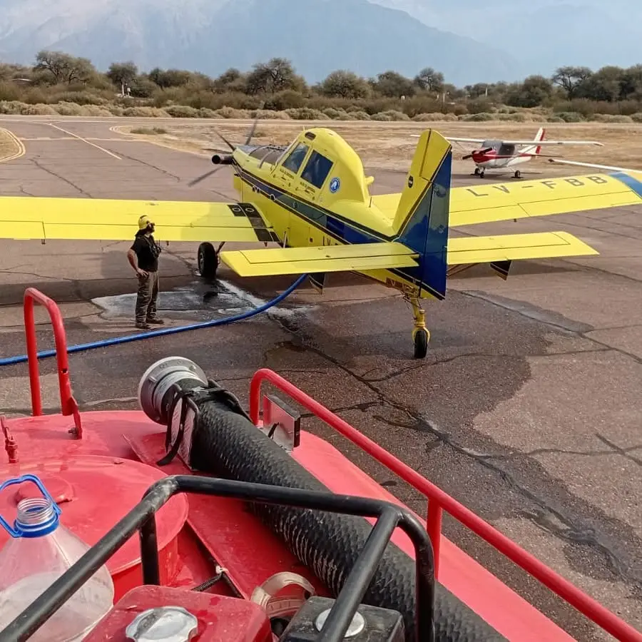 El avión hidrante que actúa en Cafayate.