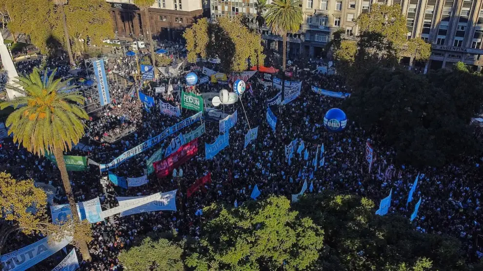 Cientos de personas participaron en la 'Marcha Federal Universitaria' del 12 de mayo en Buenos Aires (EFE/ Adan González)