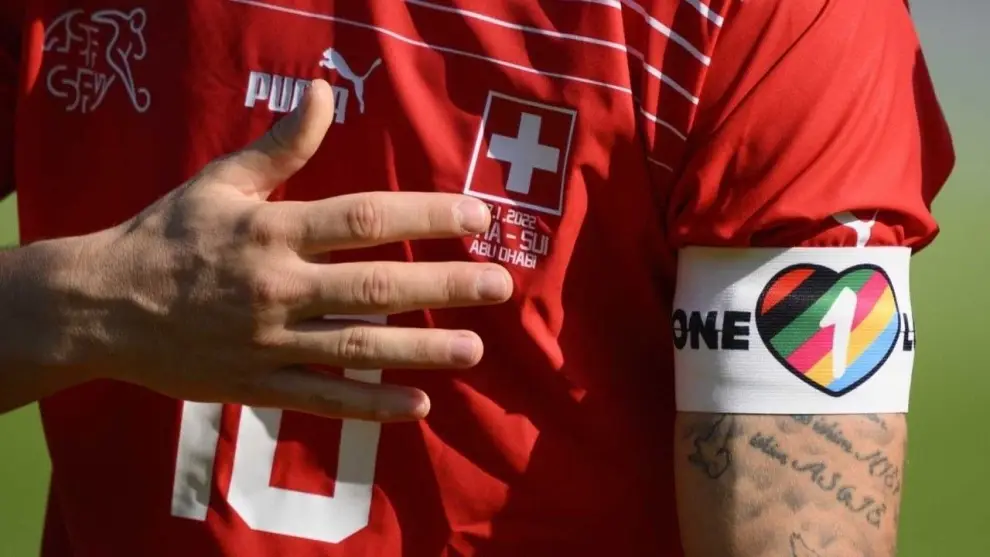 Brazalete "One Love" impulsado por varias selecciones europeas en apoyo a la diversidad y los derechos humanos.