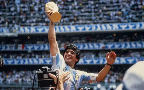 Maradona en el estadio Azteca