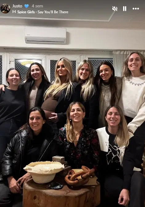 Milagros Maylin, en el baby shower junto a sus amigas.