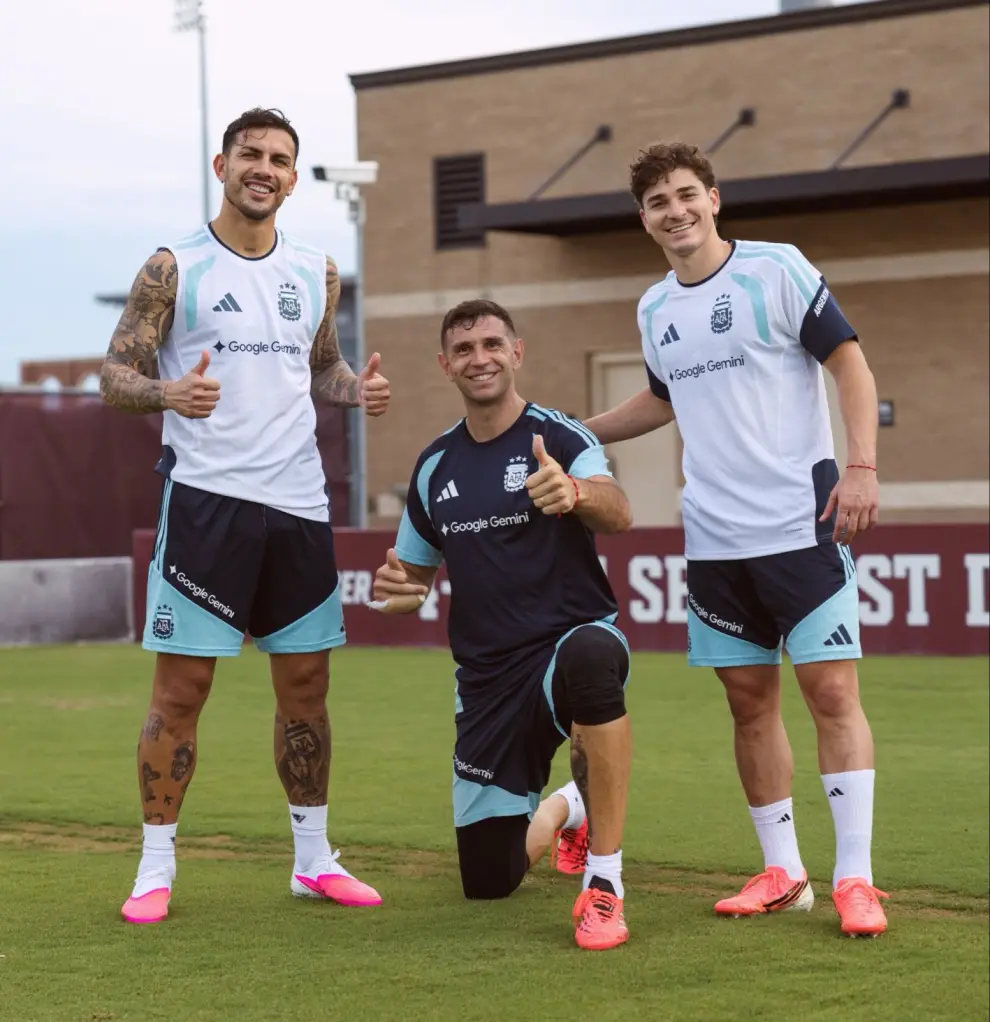 Leandro Paredes, Dibu Martínez y Julián Álvarez llegaron con dolencias a la concentración y van recuperándose a medida que se acerca el debut.