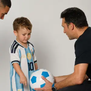 Tiene cuatro años y es un “fenómeno”  por su amor a la Scaloneta