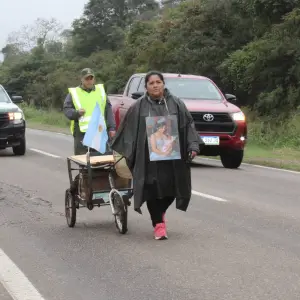 "Me quisieron cargar en una camioneta": Mariana Aranda denunció hostigamiento durante su marcha por justicia para su hija y su nieta
