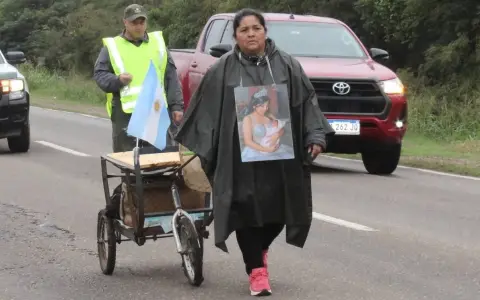 Mariana Aranda caminando por la ruta nacional 34 escoltada por Gendarmería Nacional.