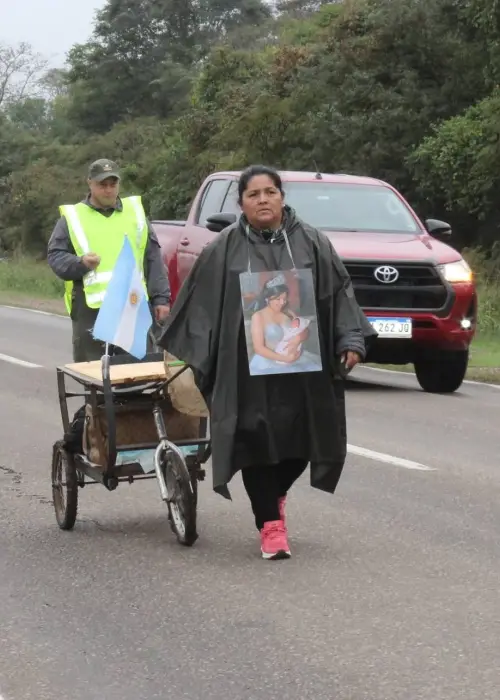 Mariana Aranda caminando por la ruta nacional 34 escoltada por Gendarmería Nacional.