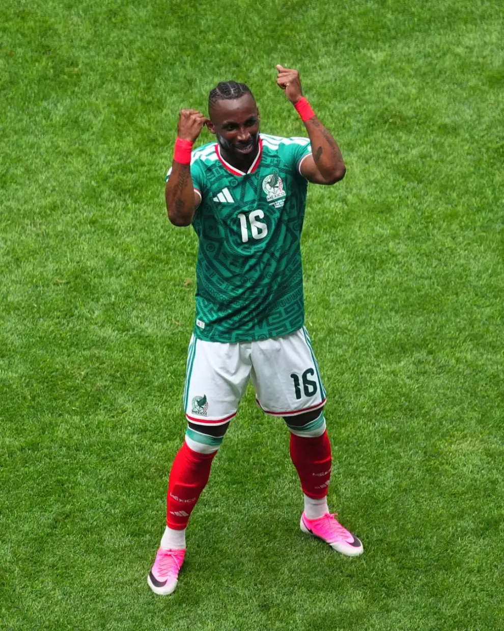 La celebración de Quiñónes en el estadio Azteca