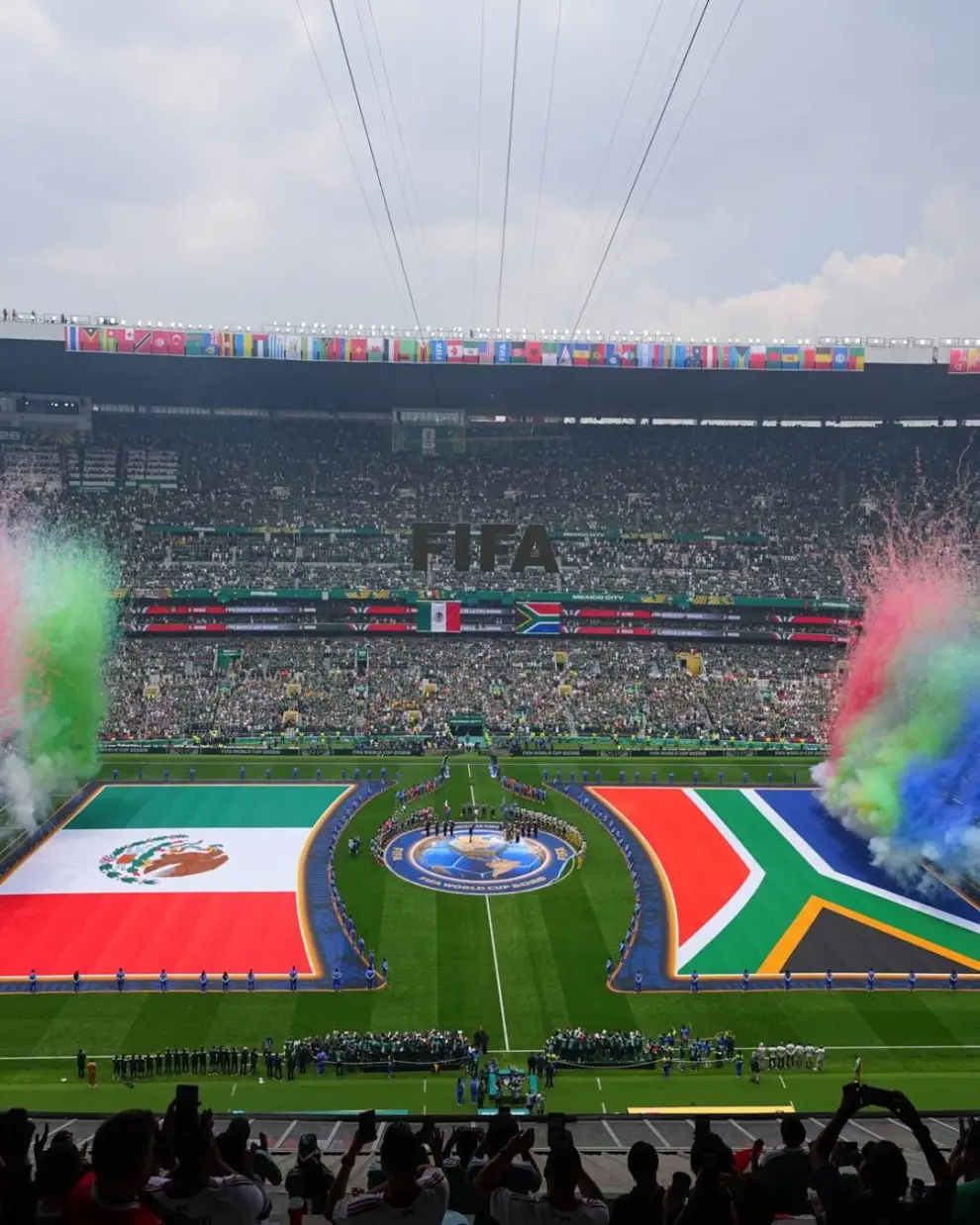 Las banderas de México y Sudáfrica en la previa del partido inaugural