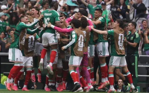 La celebración del seleccionado mexicano en el estadio Azteca con su gente.