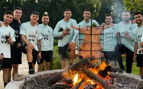 La delegación de Lionel Scaloni llevó un cargamento especial de cortes vacunos hasta su búnker en Kansas. 
