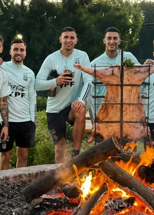 La delegación de Lionel Scaloni llevó un cargamento especial de cortes vacunos hasta su búnker en Kansas. 