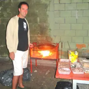Manuel Adorni ya era millonario, pero le cortaron la luz por falta de pago 