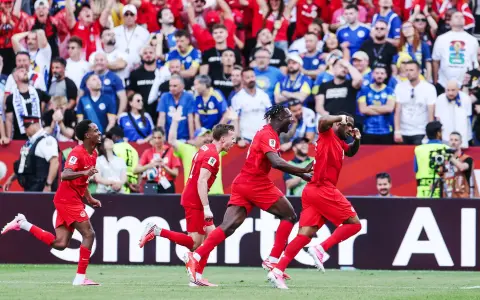 El desahogo canadiense tras el gol de Larin en el complemento