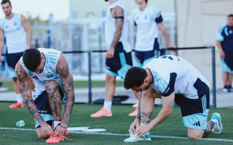 Rodrigo De Paul y Lionel Messi atándose los botines en el entrenamiento de la Selección en Kansas.